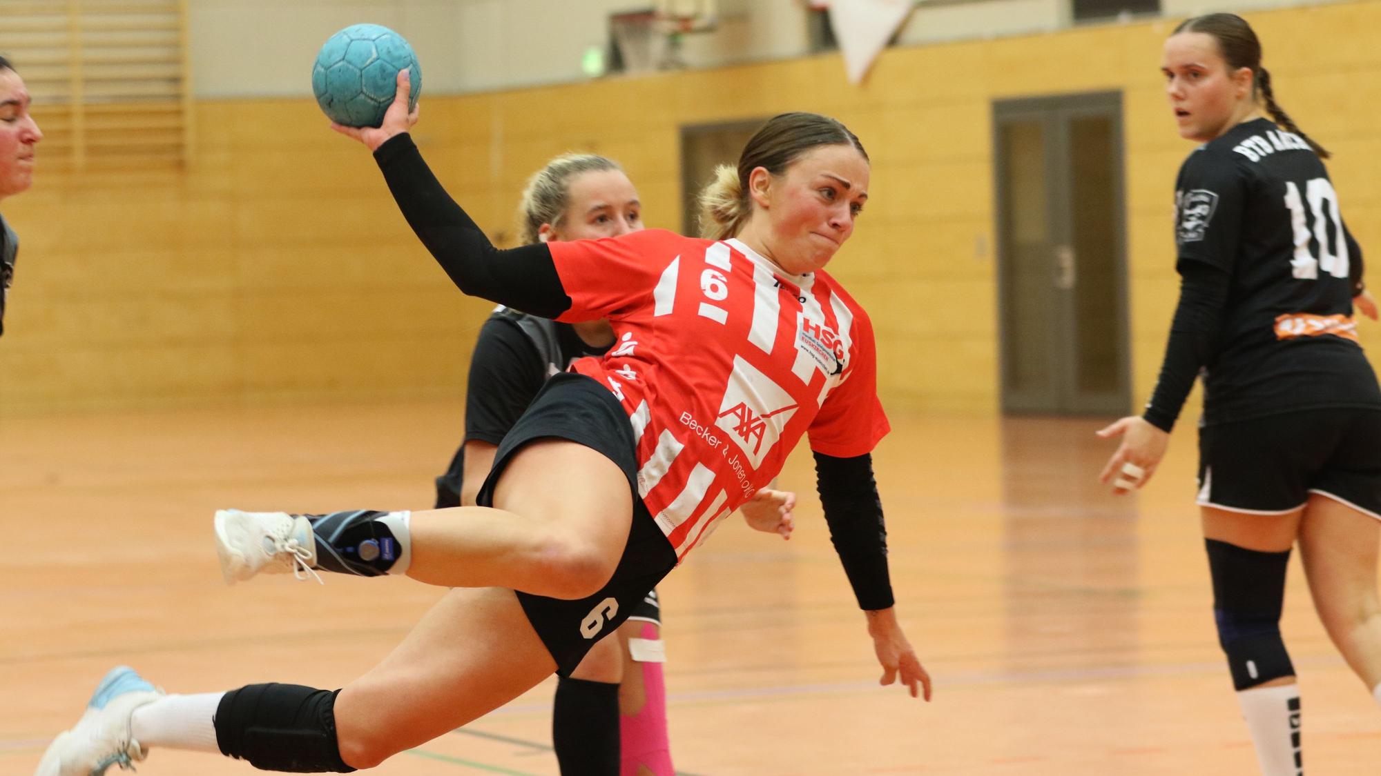 Euskirchens Spielerin Svenja Bank liegt beim Wurf fast senkrecht in der Luft.
