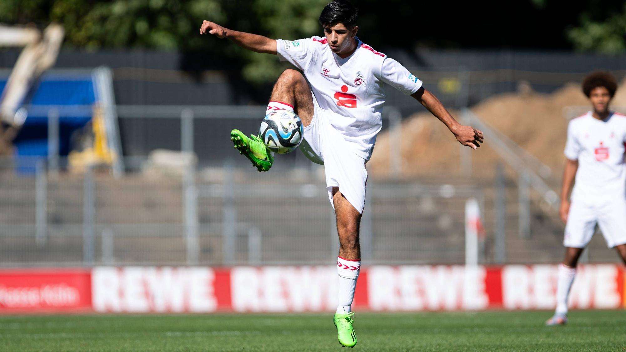 A-Junioren-Bundesliga West: 1.FC Koeln U19 - Arminia Bielefeld U19, 24.09.2023 Kian Hekmat 1.FC Koeln U19, 7 A-Junioren-Bundesliga West: 1.FC Koeln U19 - Arminia Bielefeld U19, Koeln, Franz-Kremer-Stadion, 24.09.2023 *** A Junior Bundesliga West 1 FC Koeln U19 Arminia Bielefeld U19 , 24 09 2023 Kian Hekmat 1 FC Koeln U19, 7 A Junior Bundesliga West 1 FC Koeln U19 Arminia Bielefeld U19 , Koeln, Franz Kremer Stadion, 24 09 2023 Copyright: xBEAUTIFULxSPORTS/Buriakovx