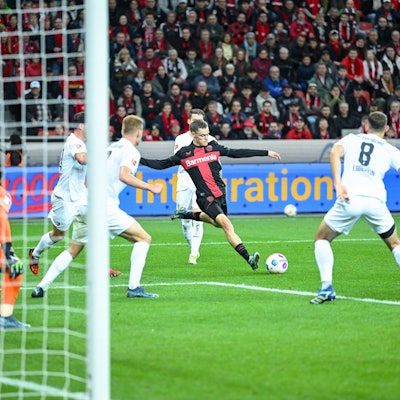 Florian Wirtz trifft zum 1:0 für Bayer 04 Leverkusen gegen den SC Freiburg.
