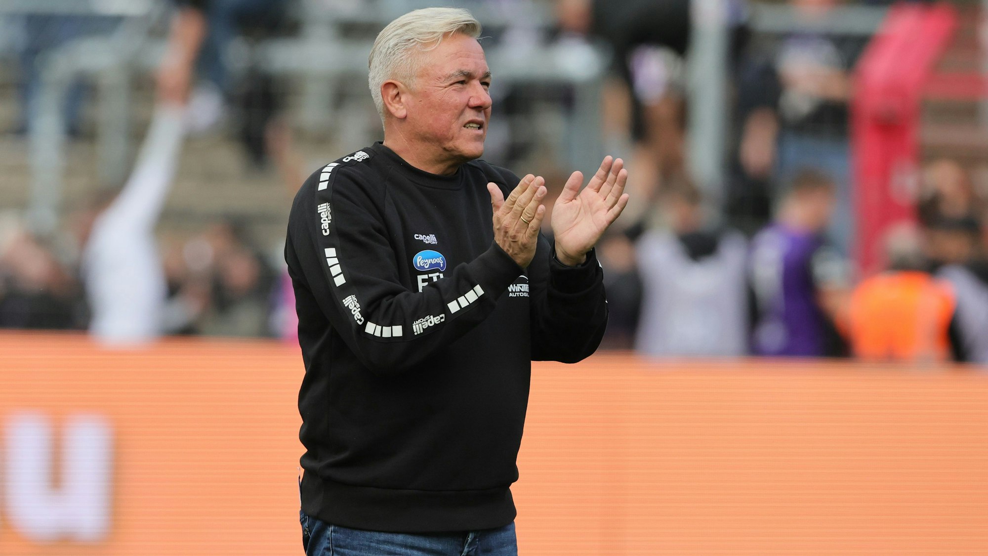 FC Viktoria Köln vs. FC Erzgebirge Aue, 3. Liga, Trainer Olaf Janßen Viktoria), 14.10.2023, Bild: Herbert Bucco