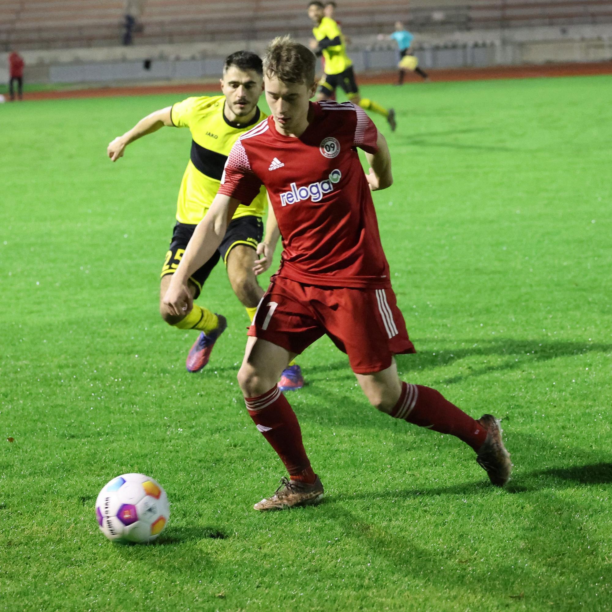 SV 09 Spieler Tristan Arndt am Ball