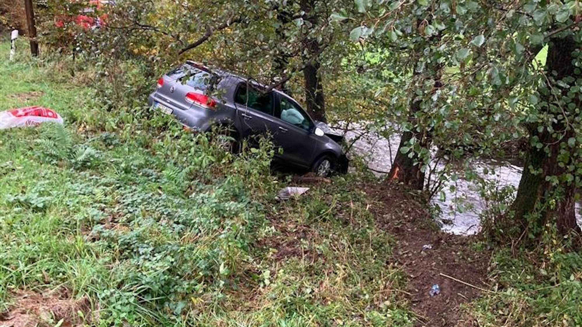 Die Fahrt endete an einem Baum, unmittelbar am Ufer des Bachs.