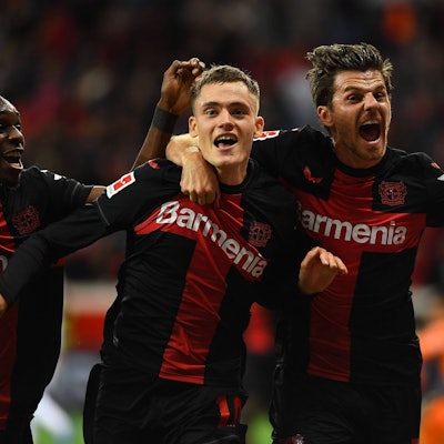 Matchwinner vereint: Florian Wirtz (M.) jubelt gemeinsam Jonas Hofmann (r.).