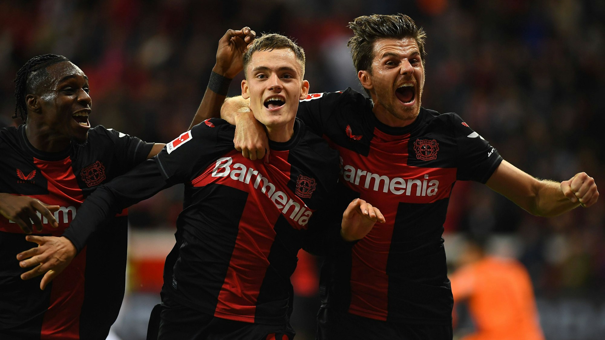 Matchwinner vereint: Florian Wirtz (M.) jubelt gemeinsam Jonas Hofmann (r.).