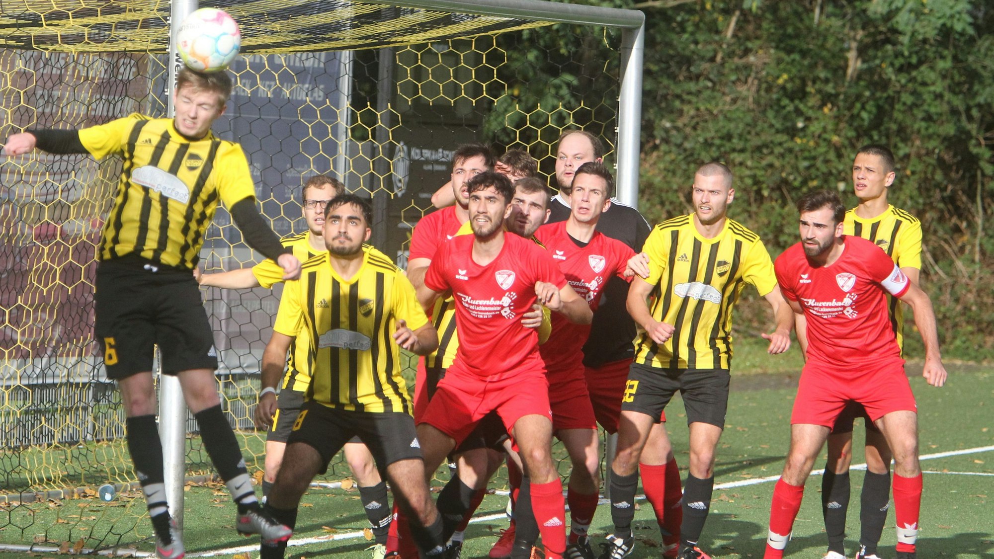 Dicke Luft im Spicher Strafraum: Tobias Rübenach wehrt eine Wolsdorfer Ecke ab.