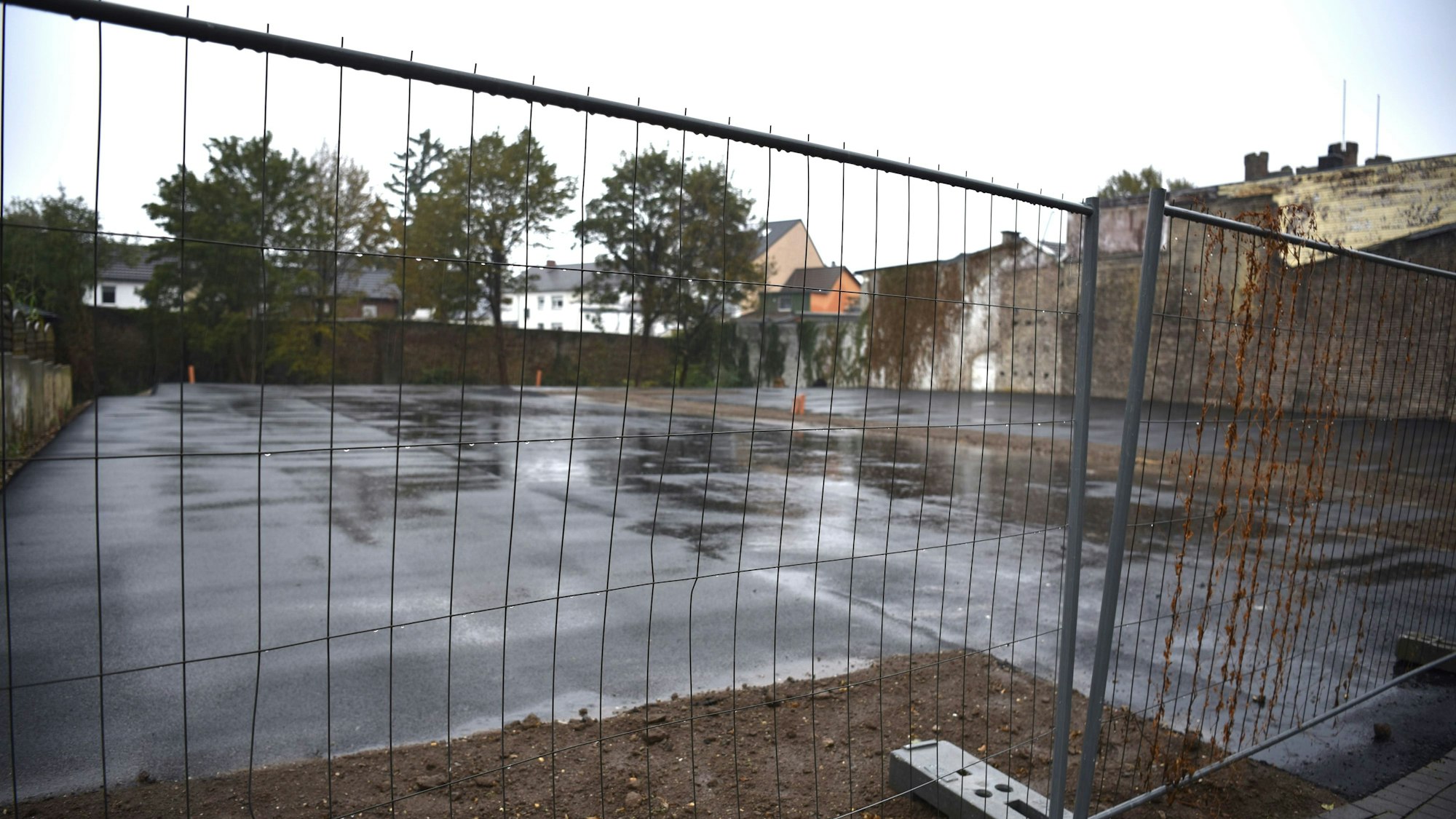 Der neue Parkplatz an der Nideggenerstraße ist noch eingezäunt.