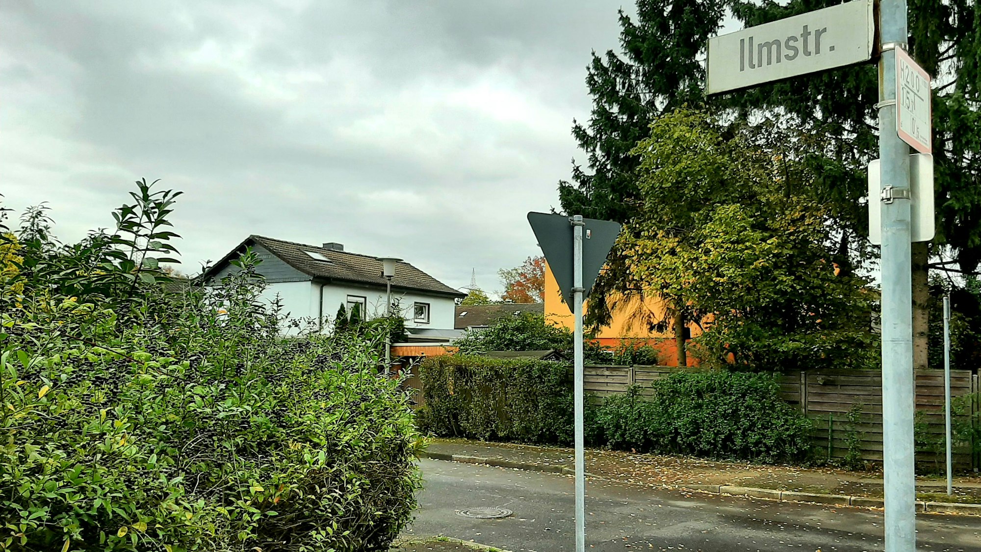 Die Ilmstraße in Leverkusen-Rheindorf, in der am Freitagabend, 27. Oktober 2023, ein Mann eine schwangere Frau bei einem Angriff mit einem Messer tödlich verletzte.