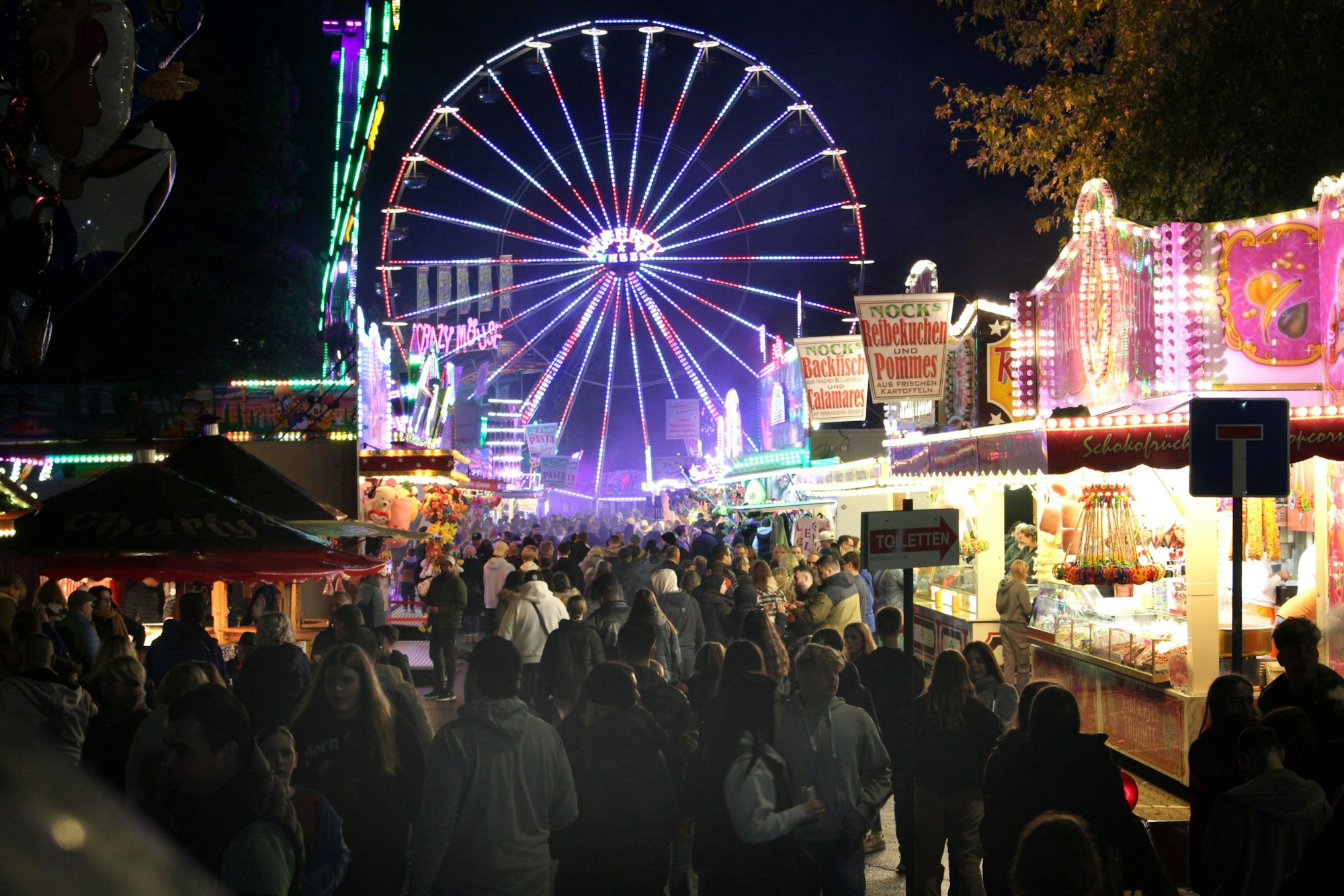 Tausende Gäste genießen den bunten Lichterzauber auf dem Hubertusmarkt.