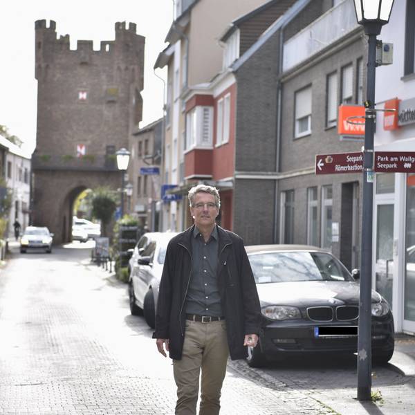 Stadtplaner Christoph Hartmann geht auf der Münsterstraße, die im Rahmen des Integrierten Handlungskonzeptes saniert werden soll.