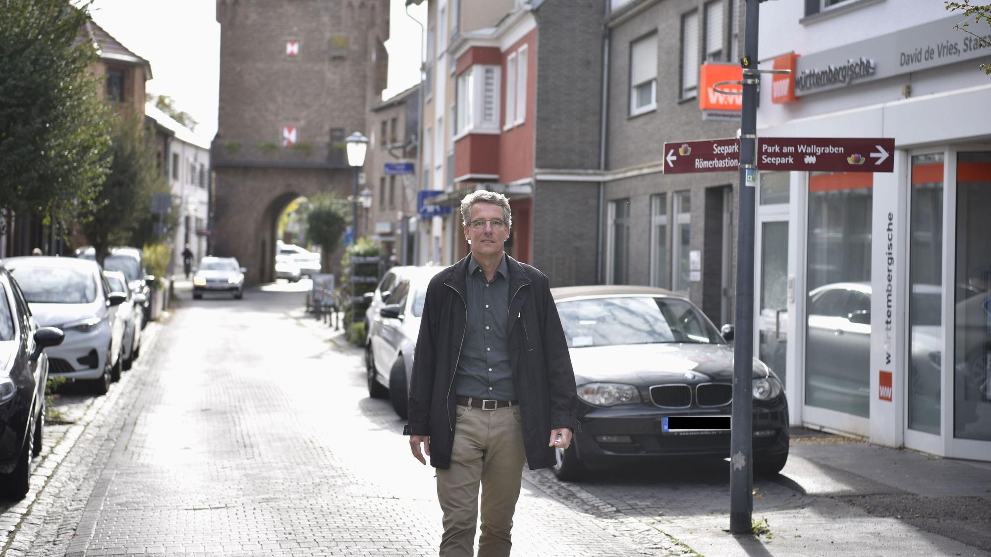 Stadtplaner Christoph Hartmann geht auf der Münsterstraße, die im Rahmen des Integrierten Handlungskonzeptes saniert werden soll.