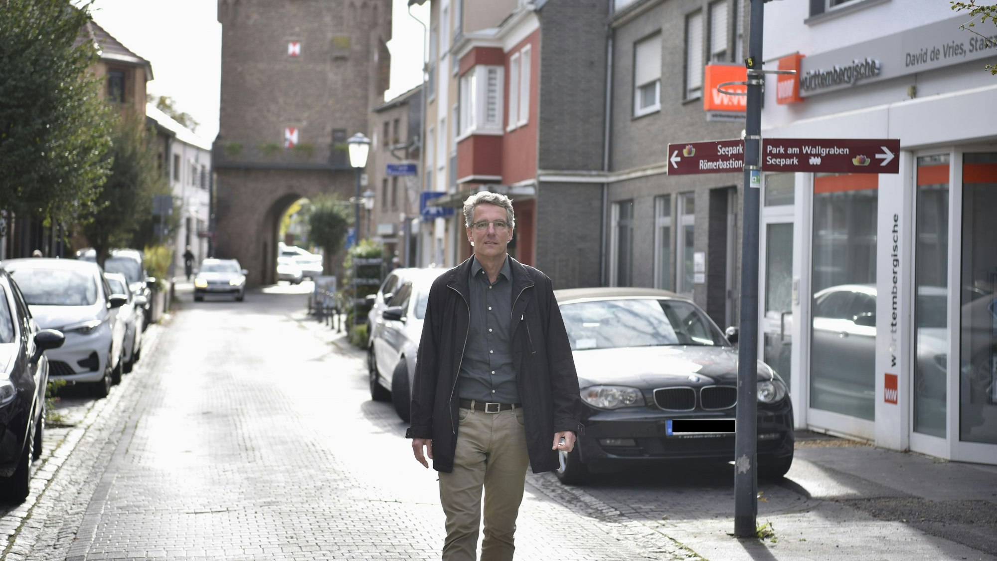 Stadtplaner Christoph Hartmann geht auf der Münsterstraße, die im Rahmen des Integrierten Handlungskonzeptes saniert werden soll.