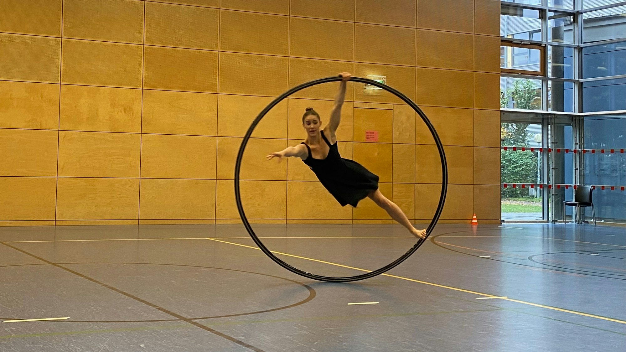Lea Toran Jenner bei den Otto-Feick-Rhönradturnier in der Wolfgang-Obladen-Halle in Leverkusen (Manfort).