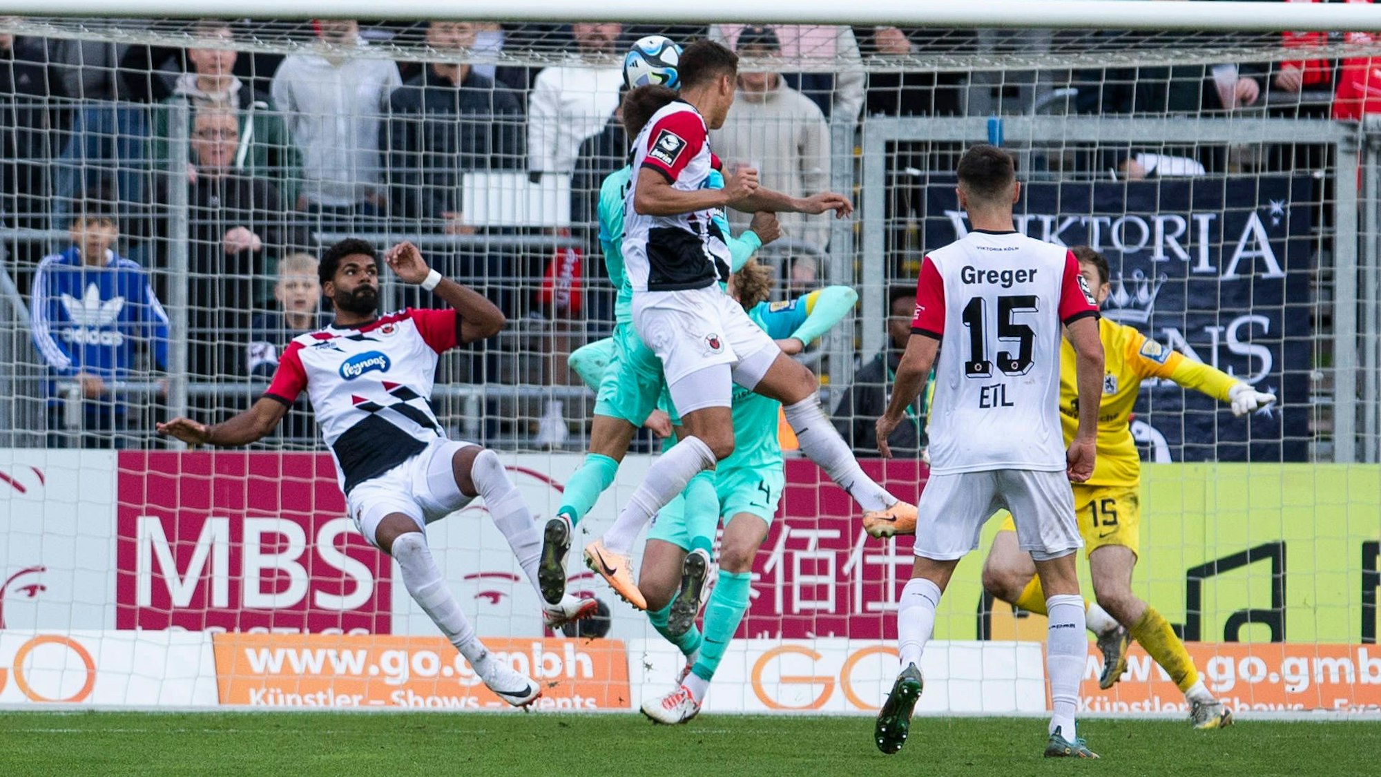 Michael Schultz Viktoria Koeln, 3 erzielt das Siegtor. Koeln, Fussball 3. Liga / 13. Spieltag, Spieltag 13, Viktoria Koeln - TSV 1860 Muenchen, 28.10.2023, Sportpark Hoehenberg, Koeln. DFL regulations prohibit any use of photographs as image sequences and/or quasi-video  *** Michael Schultz Viktoria Koeln, 3 scores the winning goal Koeln, Football 3 Liga 13 Spieltag, Matchday 13, Viktoria Koeln TSV 1860 Muenchen, 28 10 2023, Sportpark Hoehenberg, Koeln DFL regulations prohibit any use of photographs as image sequences and or quasi video Â