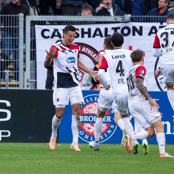 Die Koelner jubeln nach dem spaeten Tor zur Fuehrung. Koeln, Fussball 3. Liga / 13. Spieltag, Spieltag 13, Viktoria Koeln - TSV 1860 Muenchen, 28.10.2023, Sportpark Hoehenberg, Koeln. DFL regulations prohibit any use of photographs as image sequences and/or quasi-video  *** Koeln players cheer after late goal to take lead Koeln, Football 3 Liga 13 Spieltag, Matchday 13, Viktoria Koeln TSV 1860 Muenchen, 28 10 2023, Sportpark Hoehenberg, Koeln DFL regulations prohibit any use of photographs as image sequences and or quasi video Â