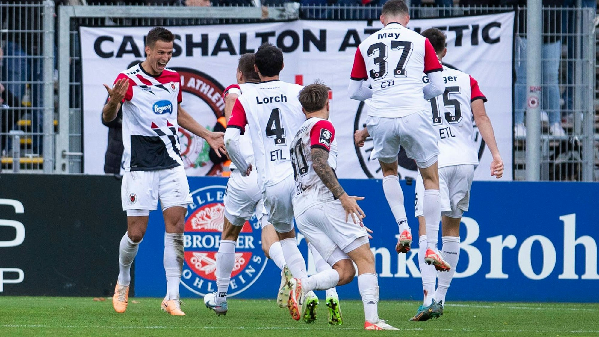 Die Koelner jubeln nach dem spaeten Tor zur Fuehrung. Koeln, Fussball 3. Liga / 13. Spieltag, Spieltag 13, Viktoria Koeln - TSV 1860 Muenchen, 28.10.2023, Sportpark Hoehenberg, Koeln. DFL regulations prohibit any use of photographs as image sequences and/or quasi-video  *** Koeln players cheer after late goal to take lead Koeln, Football 3 Liga 13 Spieltag, Matchday 13, Viktoria Koeln TSV 1860 Muenchen, 28 10 2023, Sportpark Hoehenberg, Koeln DFL regulations prohibit any use of photographs as image sequences and or quasi video Â