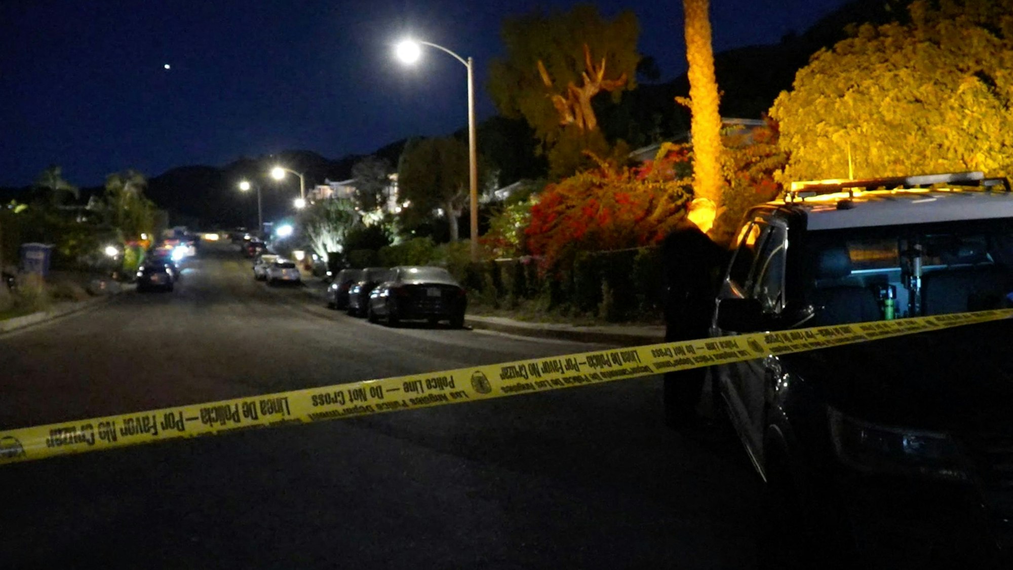 Polizeibeamte sperren die Straße ab, die zu Matthew Perrys Haus führt, wo er am 28. Oktober 2023 tot aufgefunden wurde.