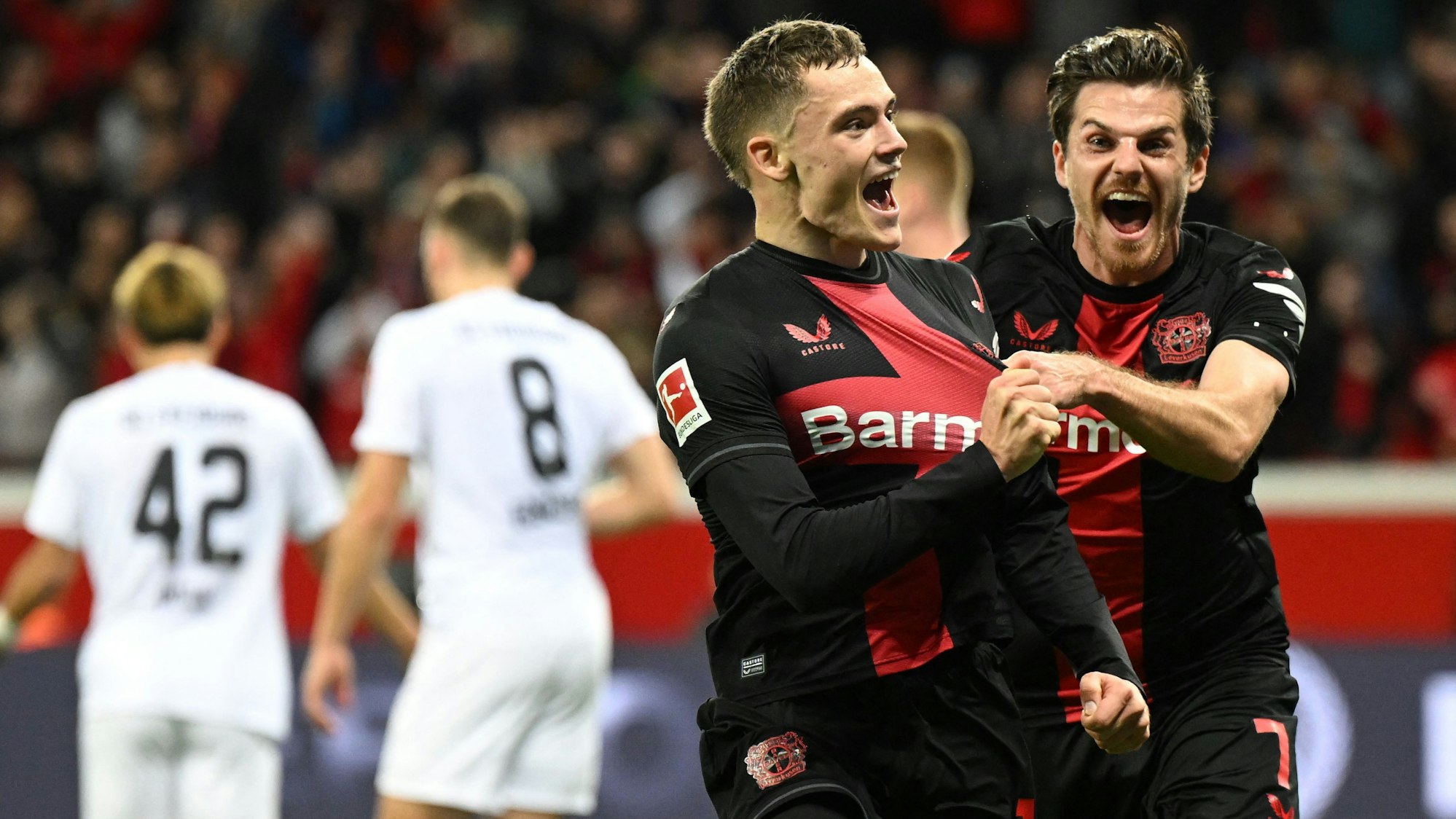 Umjubelter Torschütze: Florian Wirtz wird von Jonas Hofmann gefeiert.