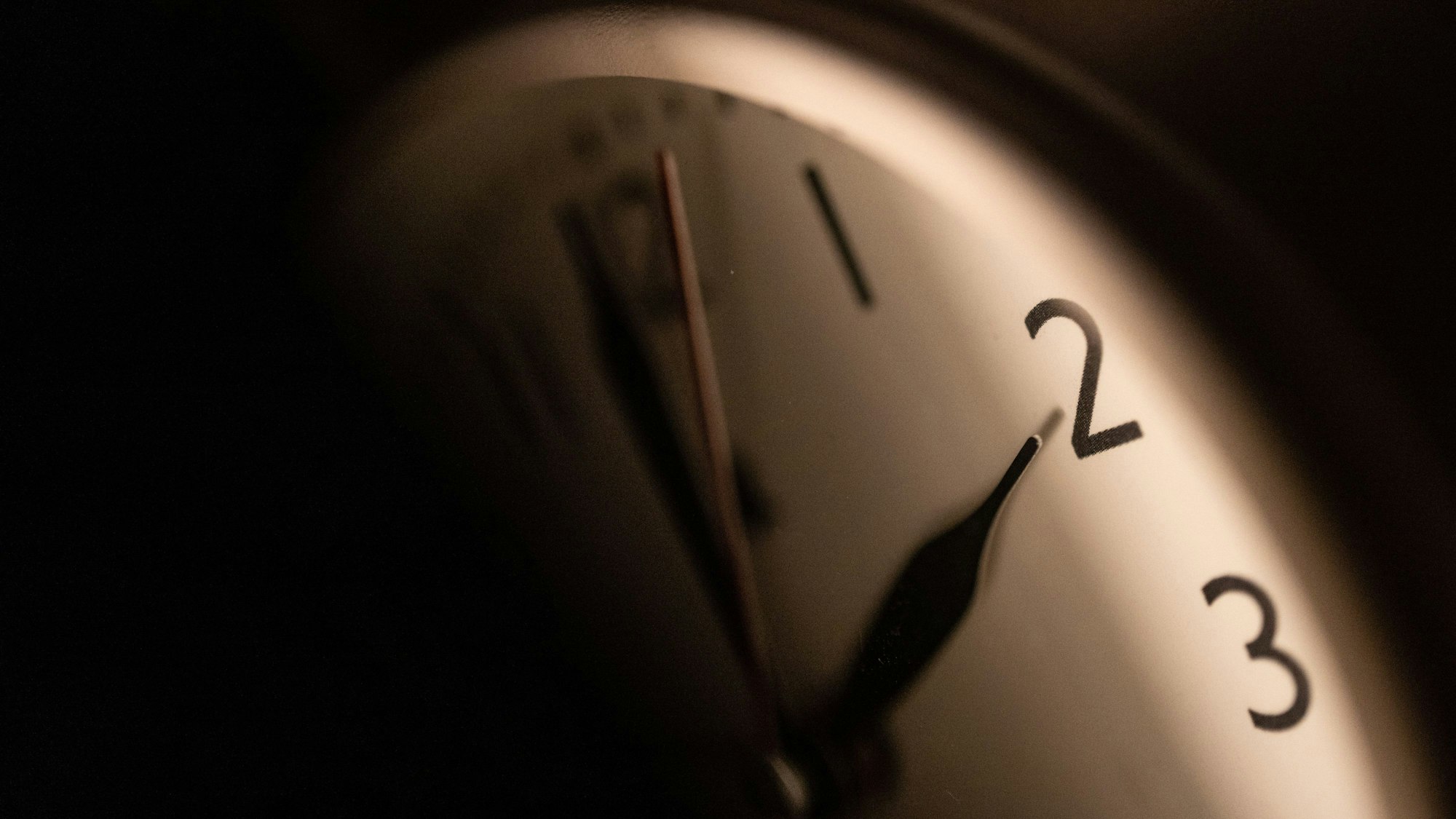 Ein Wecker zeigt zwei Uhr an. Am letzten Sonntag im Oktober beginnt die sogenannte Winterzeit. In der Nacht von Samstag auf Sonntag werden die Uhren von 3 Uhr auf 2 Uhr zurückgestellt.