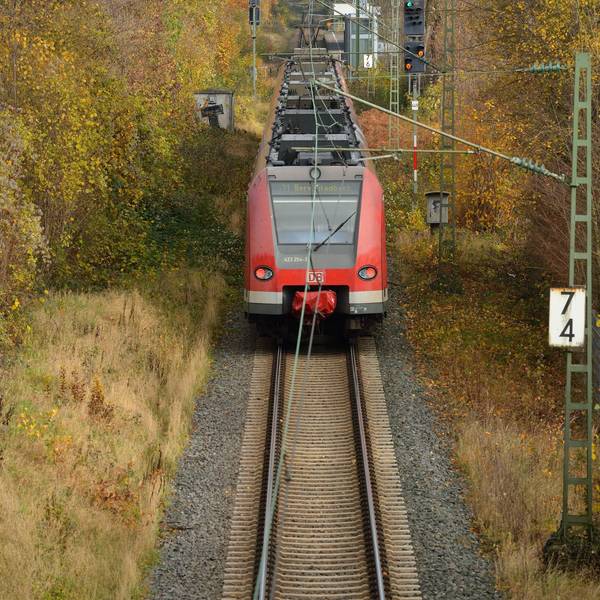 Die S-Bahn Linie 11 fährt in Richtung Bergisch Gladbach.