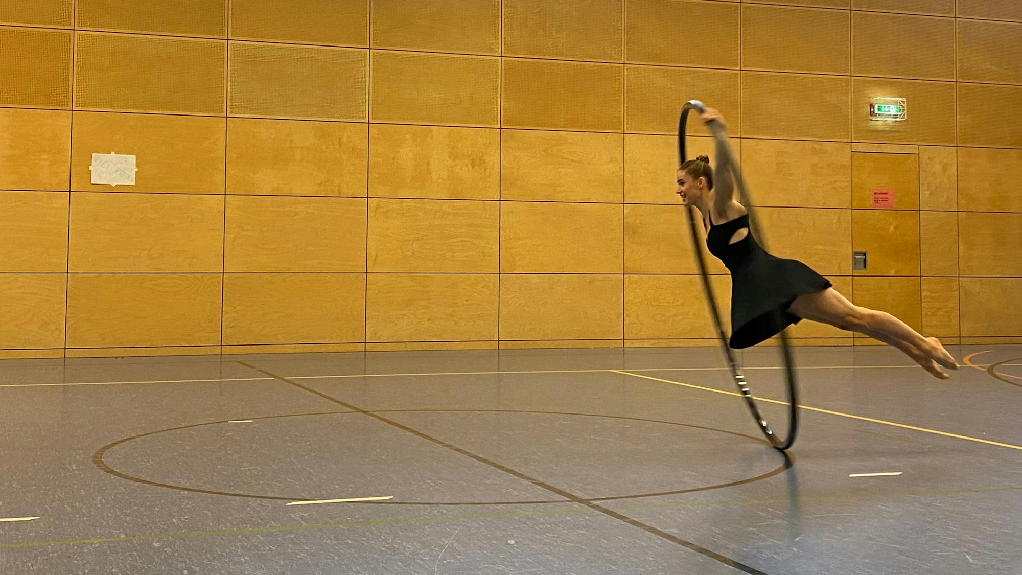 Lea Toran Jenner bei den Otto-Feick-Rhönradturnier in der Wolfgang-Obladen-Halle in Leverkusen (Manfort).