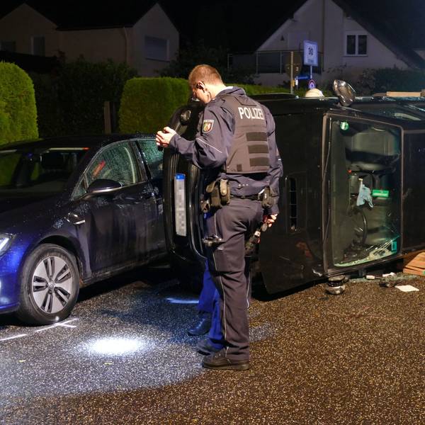 Nach dem Unfall infolge eines Konzertes der Bläck Fööss in Birk blieb das Auto auf der Fahrerseite liegen.