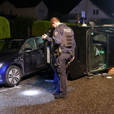 Nach dem Unfall infolge eines Konzertes der Bläck Fööss in Birk blieb das Auto auf der Fahrerseite liegen.