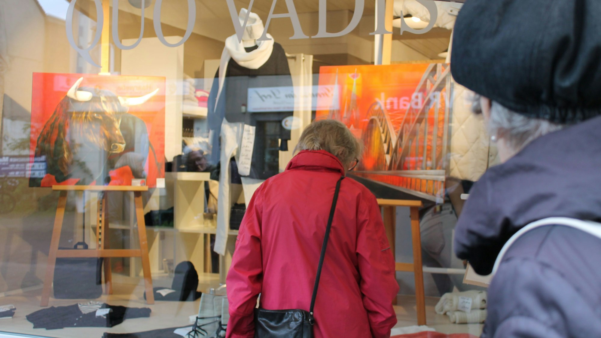 Kunst in Schlebuscher Schaufenstern regt zum Austausch an.