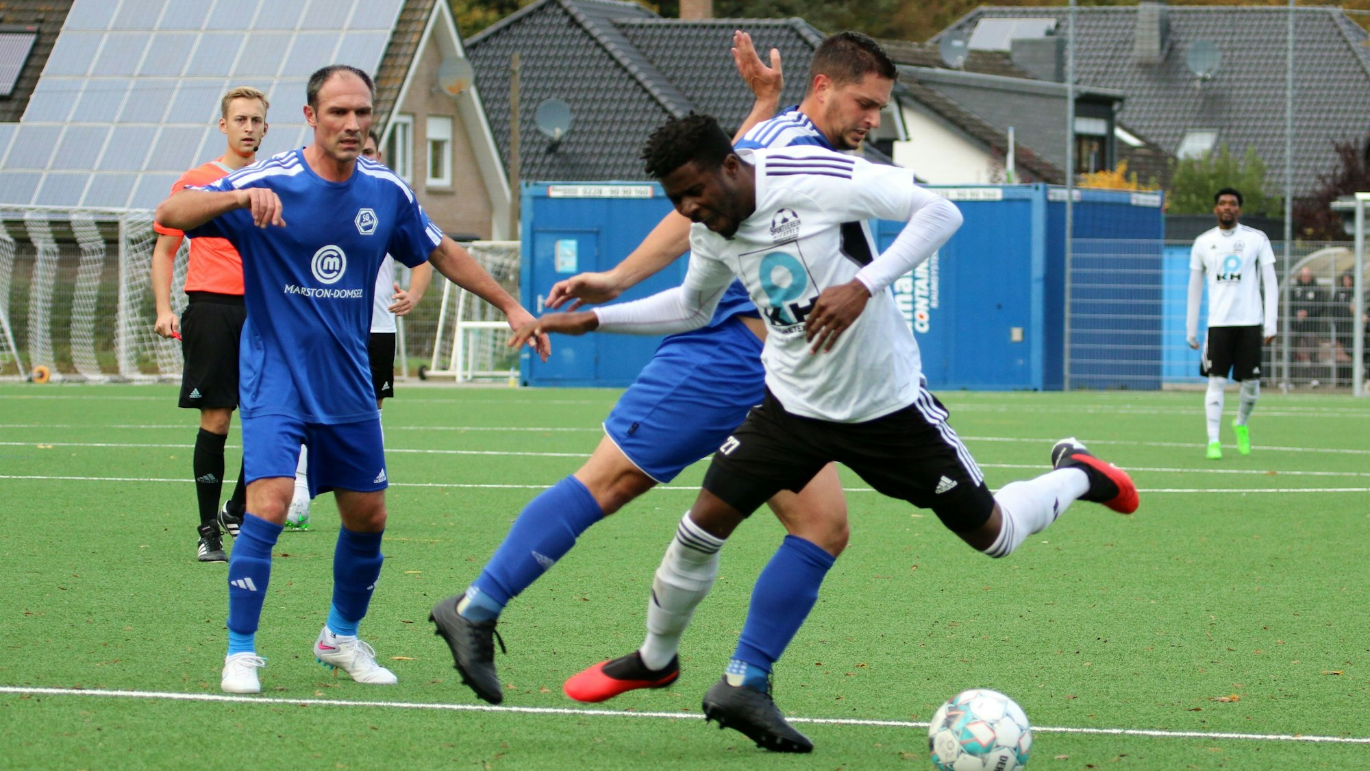 Nierfelds Tomas Delcio Mateus gerät nach dem Kontkt mit einem Gegenspieler ins Straucheln.