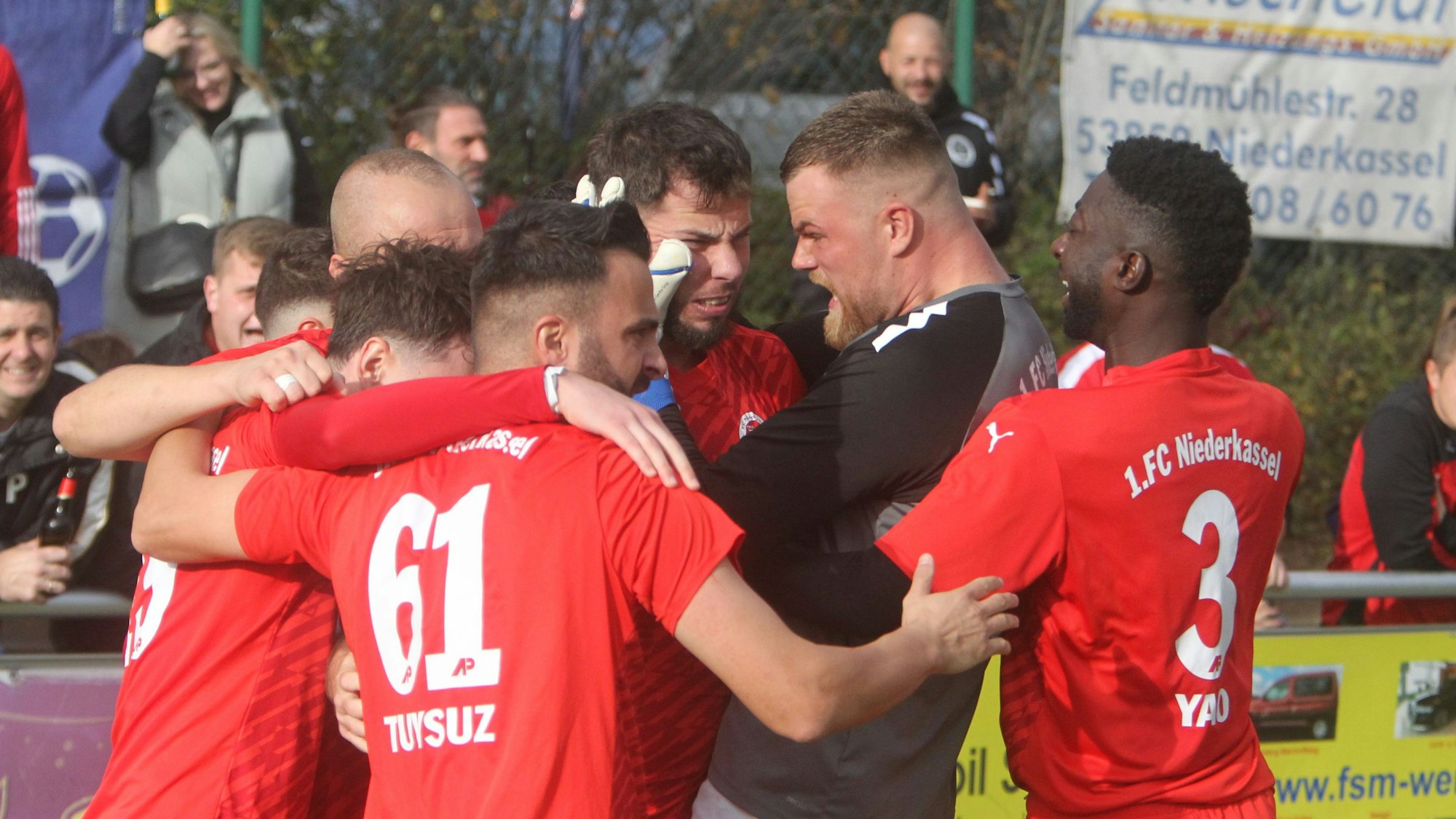 Doppeltorschütze Anel Tabakovic wird nach seinem zweiten Treffer von Torwart Lennox Friedrich „geherzt“.