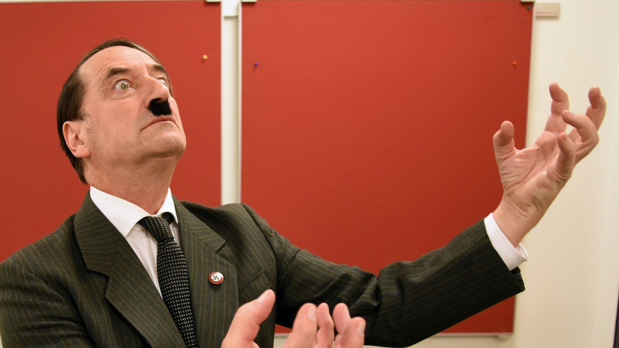 Der Schauspieler Andreas Breiing in seiner Rolle als Adolf Hitler.
