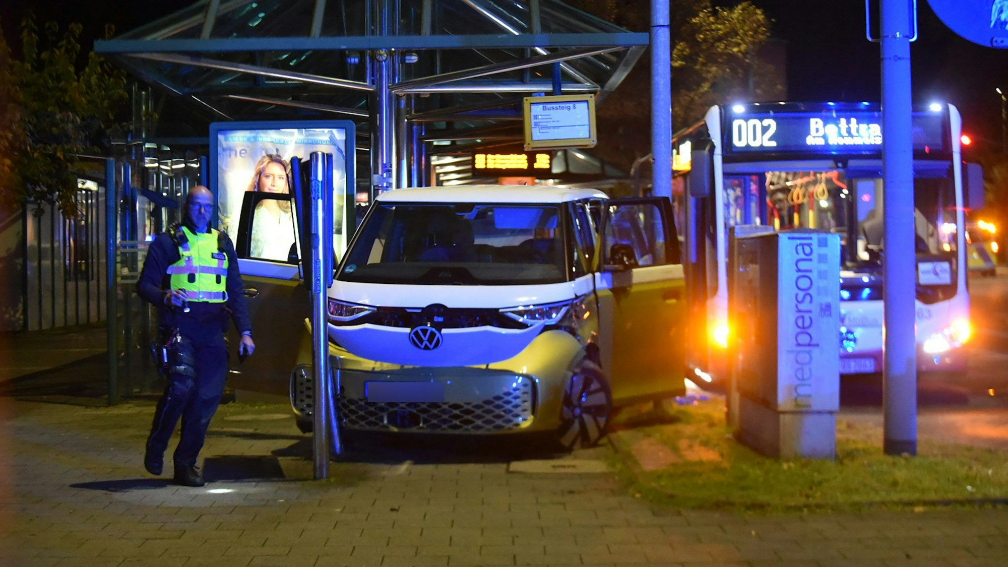 Blick auf die Unfallstelle: Ein Autofahrer sei am Samstag aus noch ungeklärter Ursache am Bahnhof Rheydt rechts an einem haltenden Bus vorbeigefahren, habe diesen gestreift und dann wartende Menschen angefahren, teilte ein Polizeisprecher mit.
