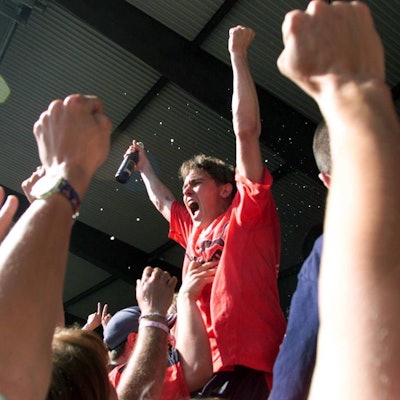 Bildnummer: 00134427  Datum: 29.05.1999  Copyright: imago/Alfred Harder
Olaf Janßen (Frankfurt) jubelnd auf der Tribüne; Jubel, Faust, Fäuste, Ballen, Schrei, Freudenschrei, Jubelschrei, Klassenerhalt, Fest Saison 1998/1999: Eintracht Frankfurt, Nichtabstiegsfeier, Feier, Party Frankfurt / M. Waldstadion Freude, Begeisterung, Fußball 1. BL Herren Mannschaft Deutschland Gruppenbild optimistisch Randmotiv Personen Körperteile