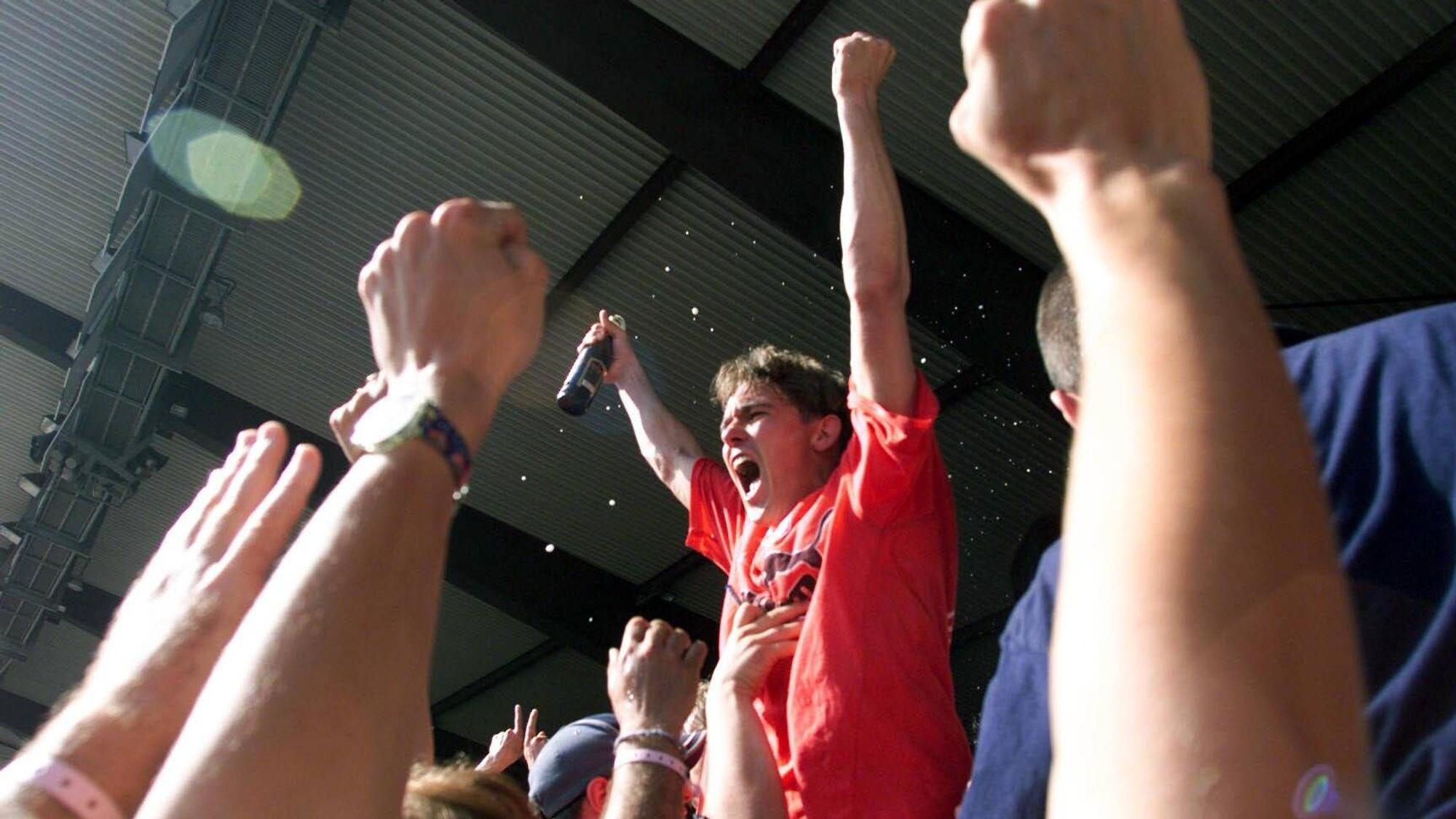 Bildnummer: 00134427 Datum: 29.05.1999 Copyright: imago/Alfred Harder
Olaf Janßen (Frankfurt) jubelnd auf der Tribüne; Jubel, Faust, Fäuste, Ballen, Schrei, Freudenschrei, Jubelschrei, Klassenerhalt, Fest Saison 1998/1999: Eintracht Frankfurt, Nichtabstiegsfeier, Feier, Party Frankfurt / M. Waldstadion Freude, Begeisterung, Fußball 1. BL Herren Mannschaft Deutschland Gruppenbild optimistisch Randmotiv Personen Körperteile