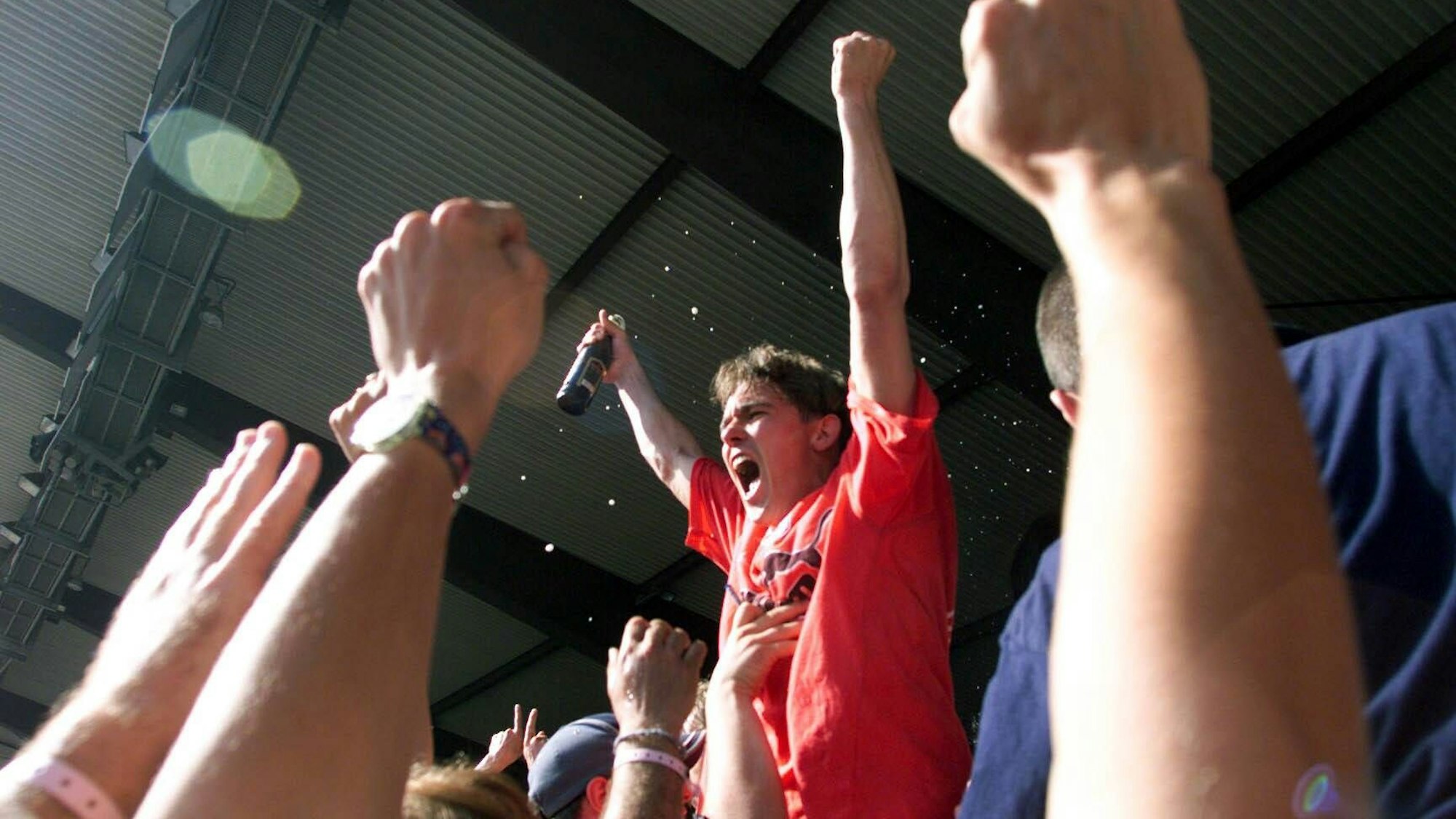 Bildnummer: 00134427 Datum: 29.05.1999 Copyright: imago/Alfred Harder
Olaf Janßen (Frankfurt) jubelnd auf der Tribüne; Jubel, Faust, Fäuste, Ballen, Schrei, Freudenschrei, Jubelschrei, Klassenerhalt, Fest Saison 1998/1999: Eintracht Frankfurt, Nichtabstiegsfeier, Feier, Party Frankfurt / M. Waldstadion Freude, Begeisterung, Fußball 1. BL Herren Mannschaft Deutschland Gruppenbild optimistisch Randmotiv Personen Körperteile