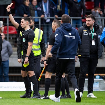 Schiedsrichter Timon Schulz zeigt Maurizio Jacobacci TSV 1860 Muenchen, Cheftrainer die rote Karte nach Abpfiff. Koeln, Fussball 3. Liga / 13. Spieltag, Spieltag 13, Viktoria Koeln - TSV 1860 Muenchen, 28.10.2023, Sportpark Hoehenberg, Koeln. DFL regulations prohibit any use of photographs as image sequences and/or quasi-video  *** Referee Timon Schulz shows Maurizio Jacobacci TSV 1860 Muenchen, head coach the red card after the whistle Koeln, Football 3 Liga 13 Spieltag, Matchday 13, Viktoria Koeln TSV 1860 Muenchen, 28 10 2023, Sportpark Hoehenberg, Koeln DFL regulations prohibit any use of photographs as image sequences and or quasi video Â
