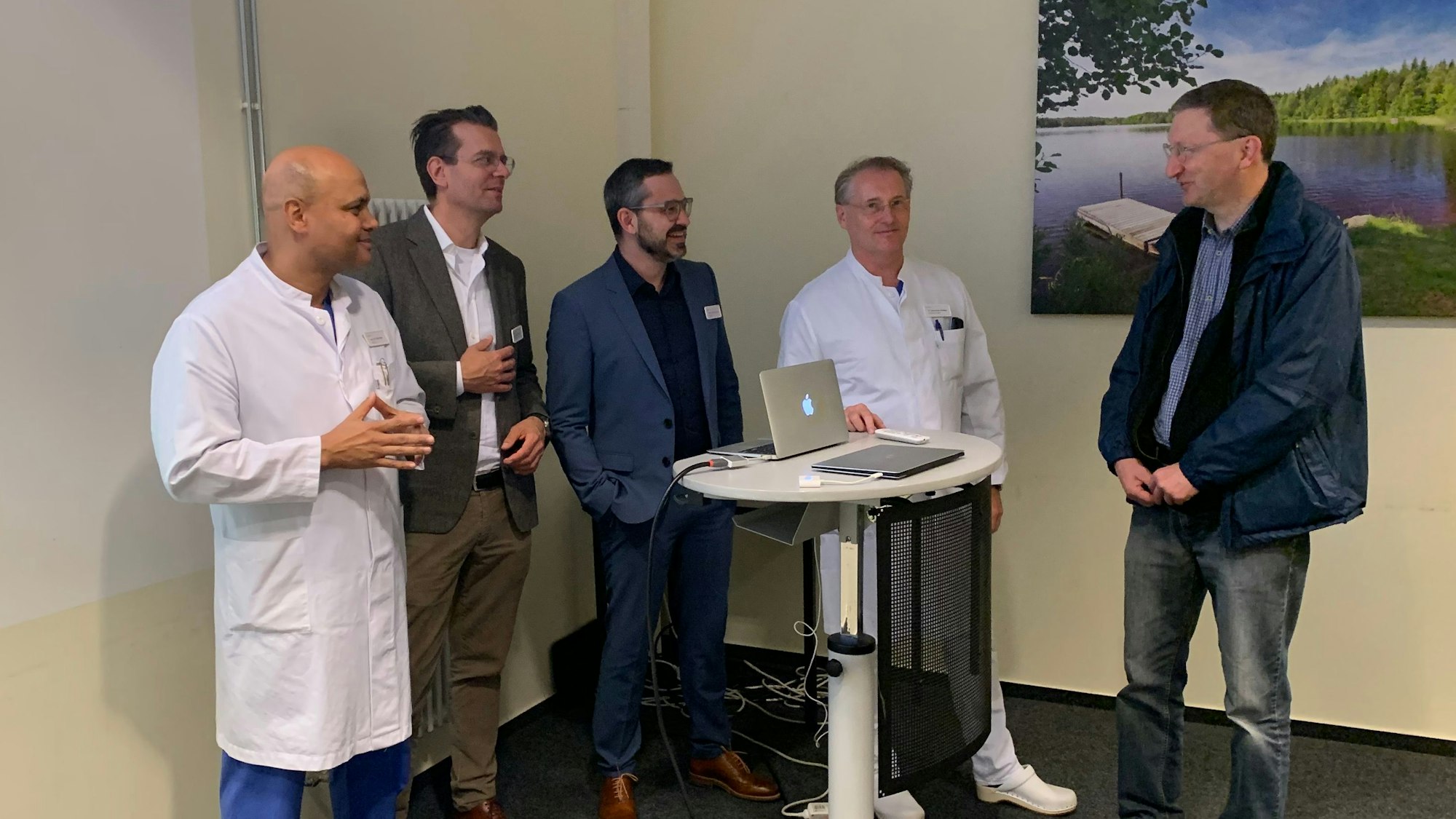 Ärzte beraten einen Patienten über Eingriffe am Herzen.