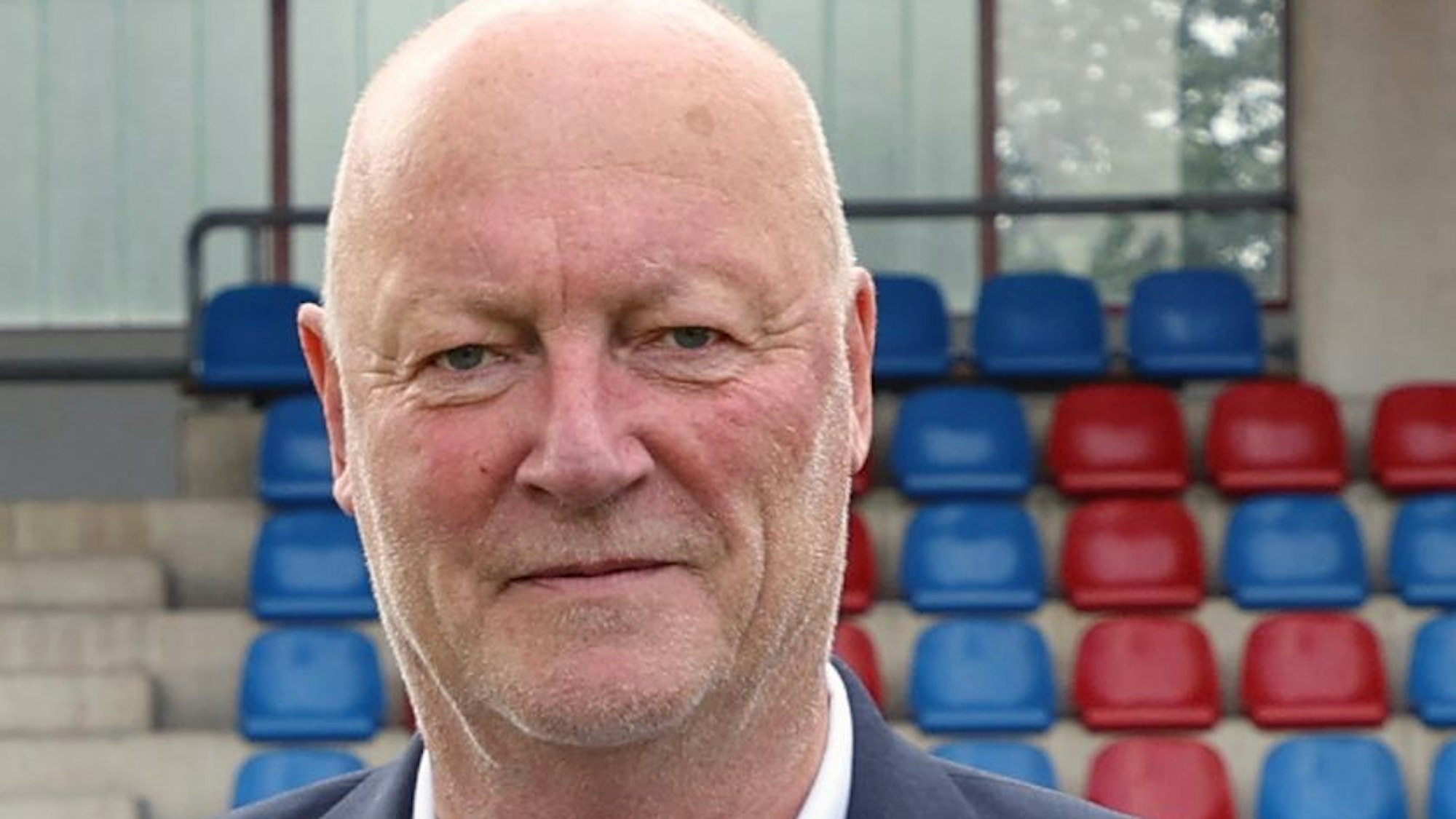 Landrat a.D. Rolf Menzel steht im Stadion von SV Bergisch Gladbach 09.