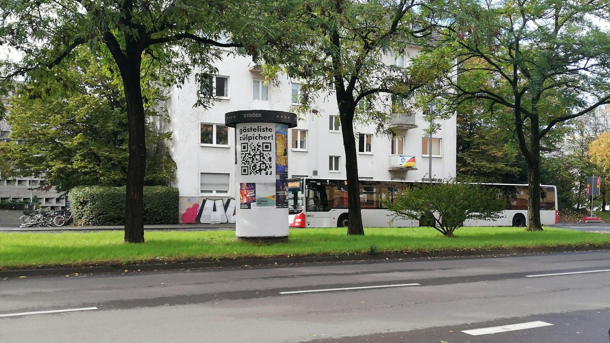 Der QR-Code zur „gästeliste zülpicher!“ auf der Universitätsstraße in Köln.