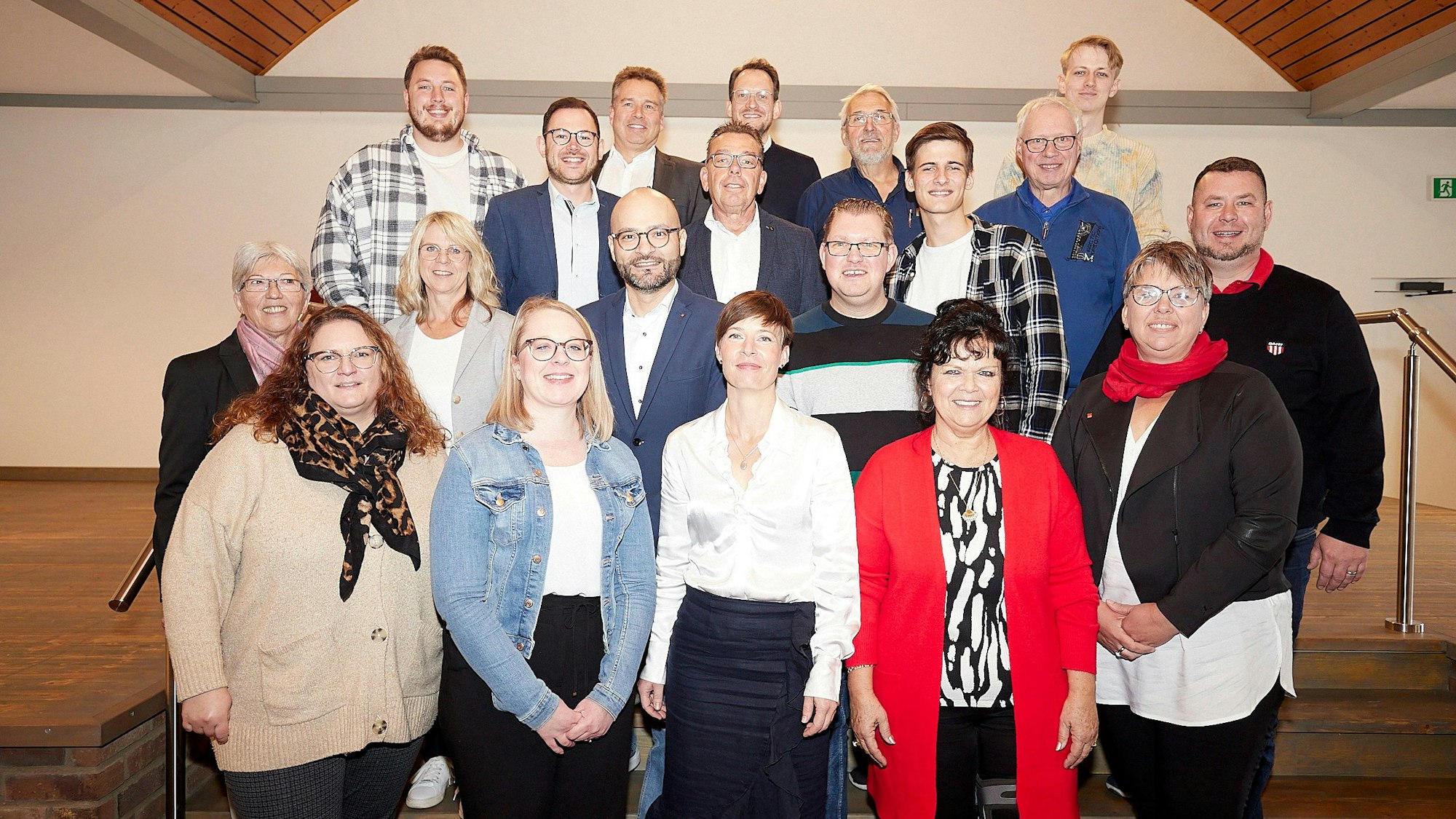 Die Männer und Frauen des SPD-Vorstands stehen auf einer Treppe.