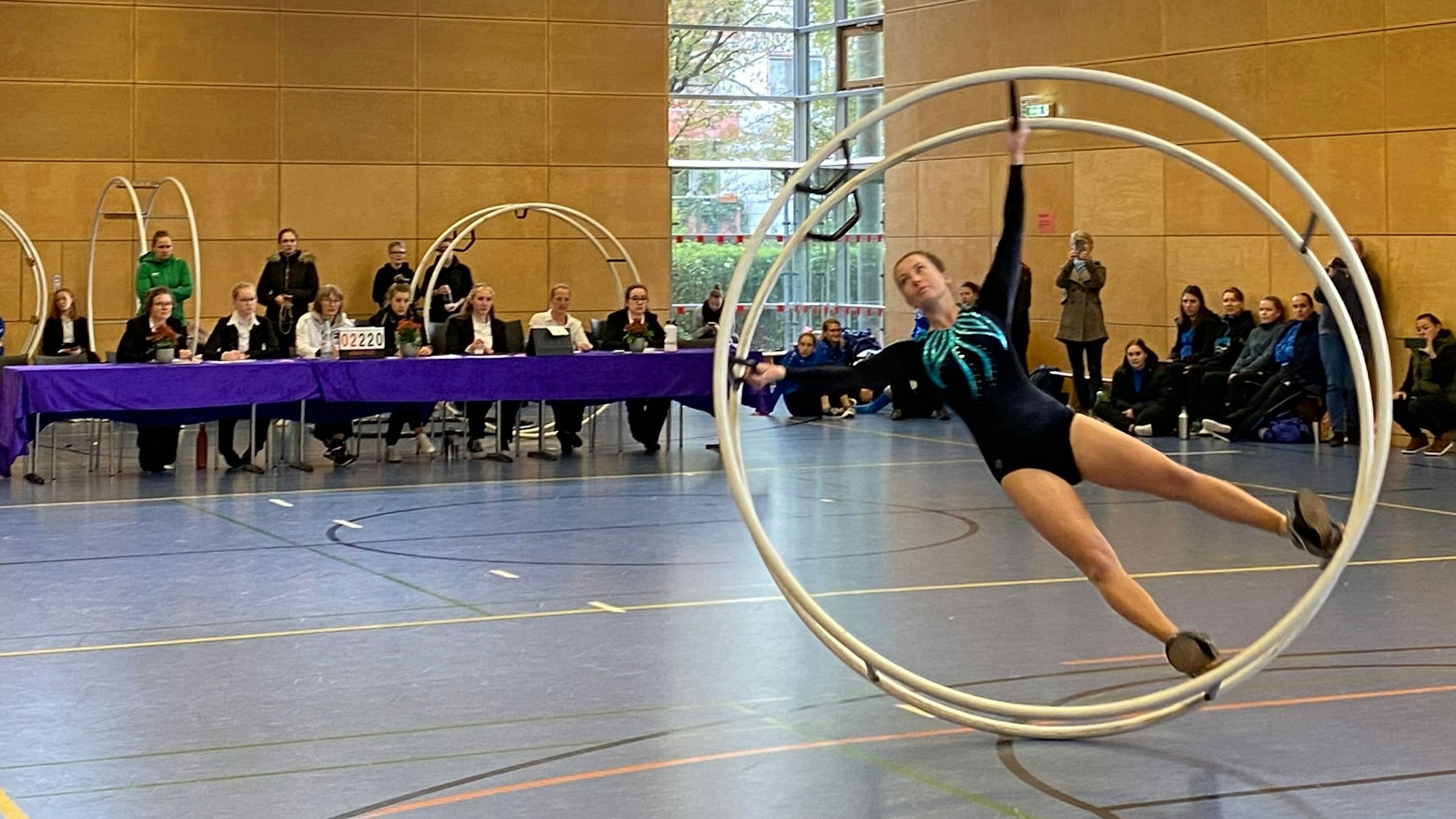 Otto-Feick-Rhönradturnier in der Wolfgang-Obladen-Halle in Leverkusen (Manfort): Carola Löhmer im Spiral-Rhönrad.