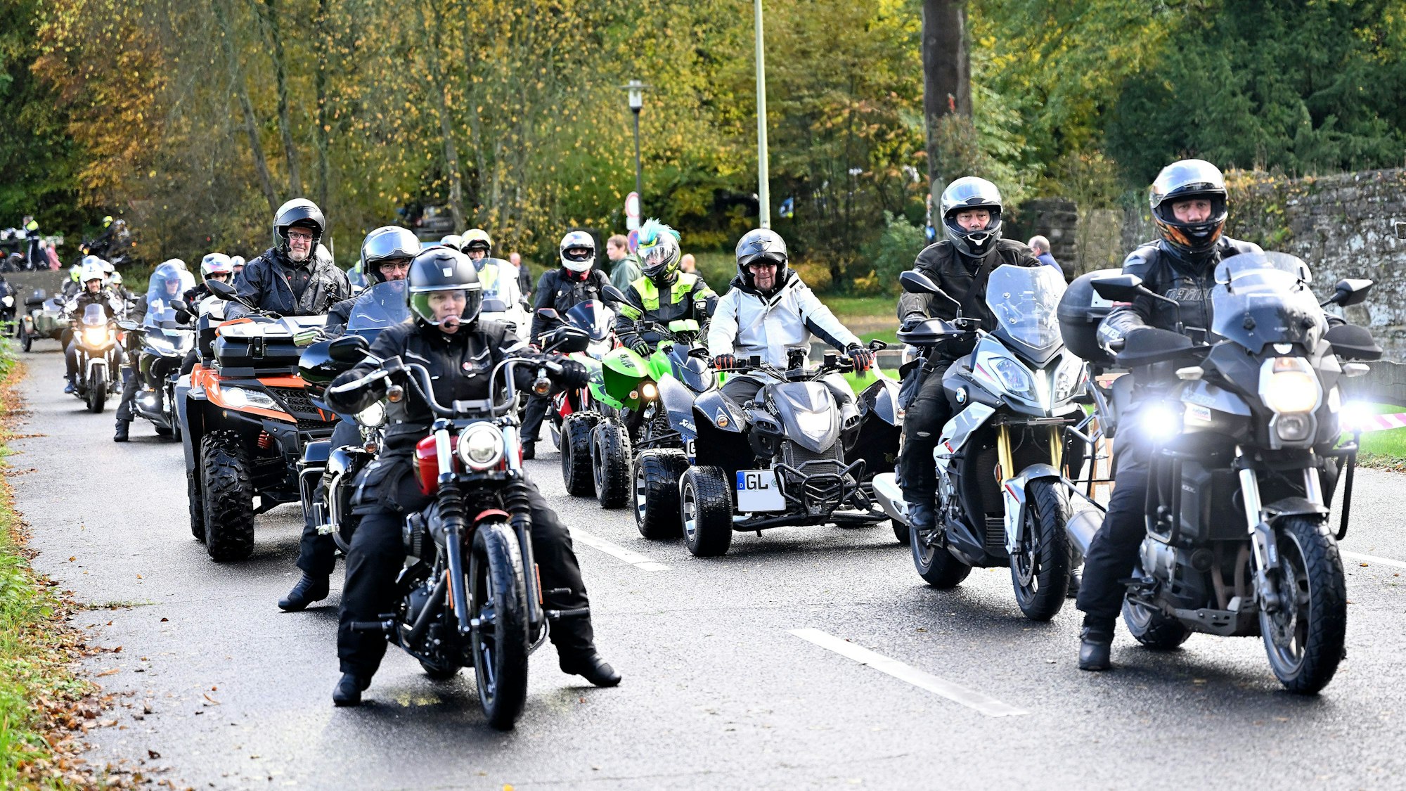 Motorradfahrer fahren in einem Korso von Köln zum Altenberger Dom.