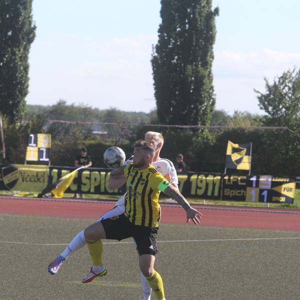 Lukas Püttmann (vorne) trifft für den 1. FC Spich in der Nachspielzeit zum 3:2.