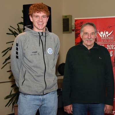 Drei Handballer bei einer Feier zu 100 Jahre Handball in Oberberg