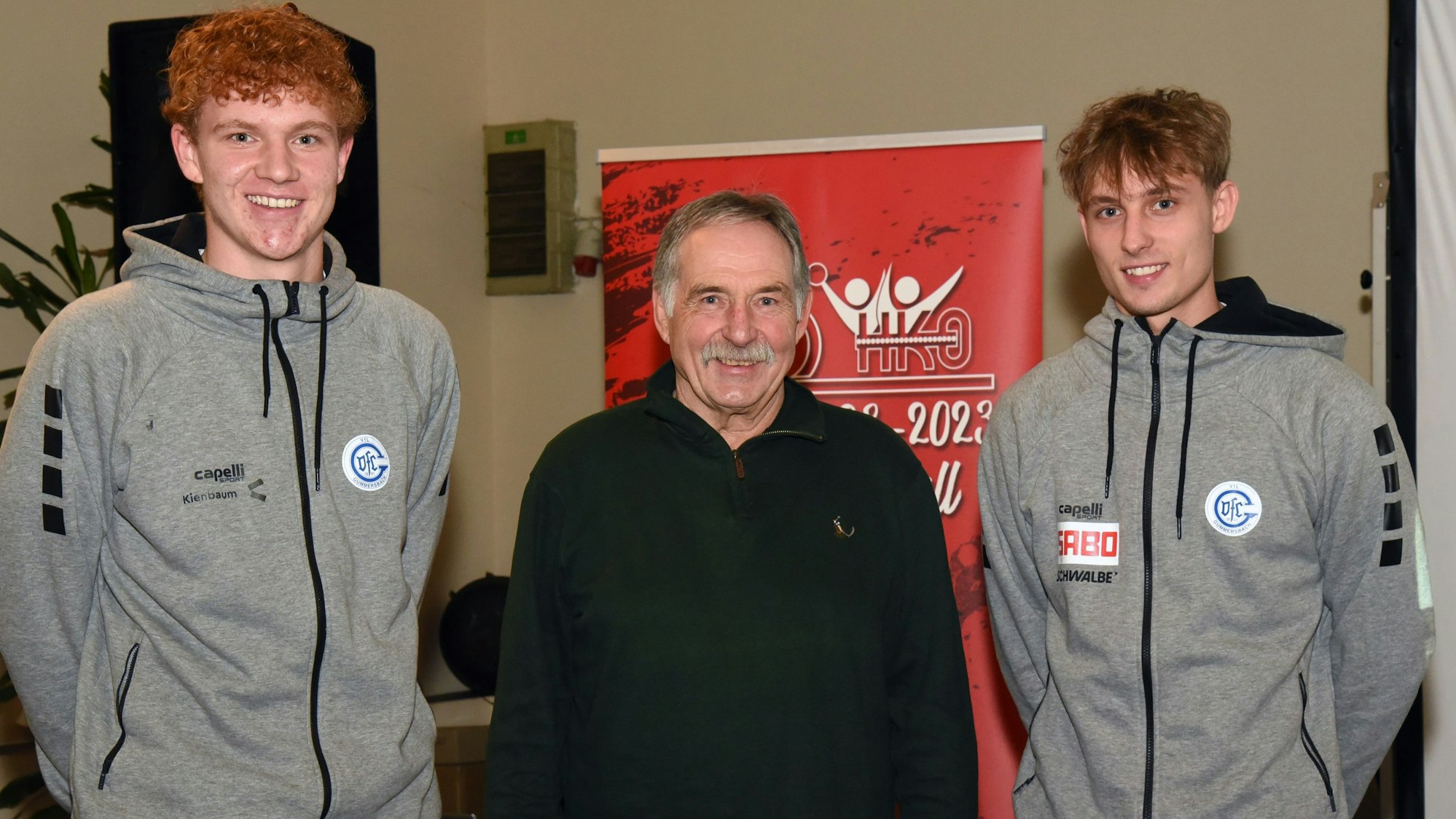 Drei Handballer bei einer Feier zu 100 Jahre Handball in Oberberg