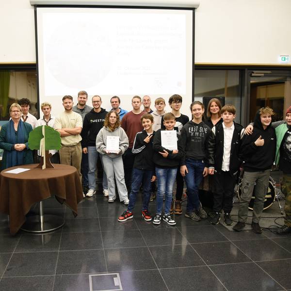 Gruppenfoto mit den Siegern des Jugendkulturpreises und Sylvia Löhrmann (3.v.l.) und Nadine Lindörfer (l.).
