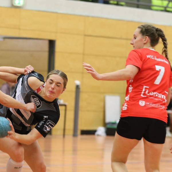 Die Euskirchener Spielerin Corinna Schmitz reißt am Trikot der Gegenspielerin.