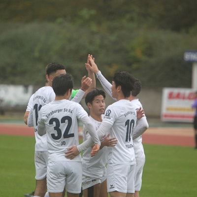 Kaito Asano trifft zum Ausgleich und lässt sich von seinen Siegburger Mitspielern bejubeln.