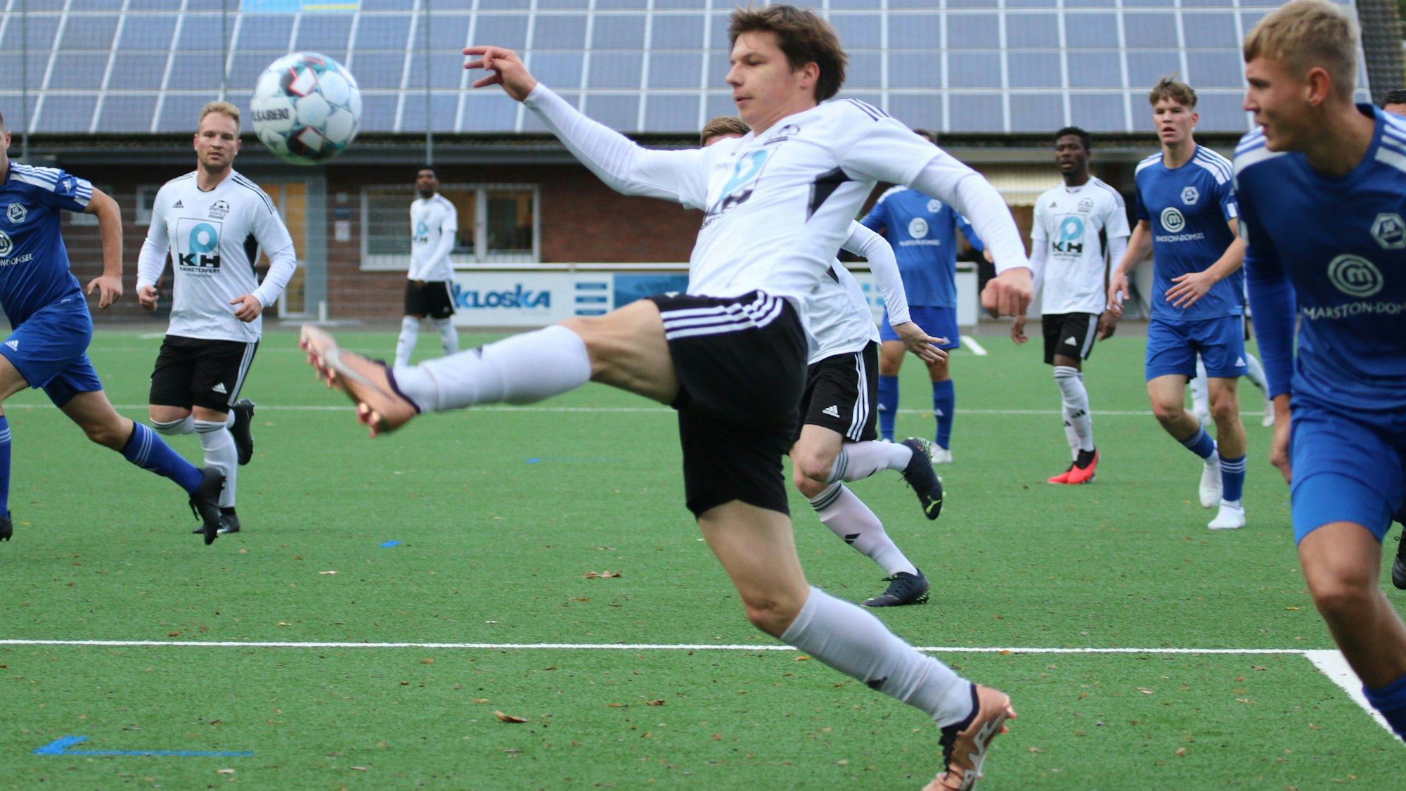 Nierfelds Jonas Küpper nimmt artistische den Ball an.