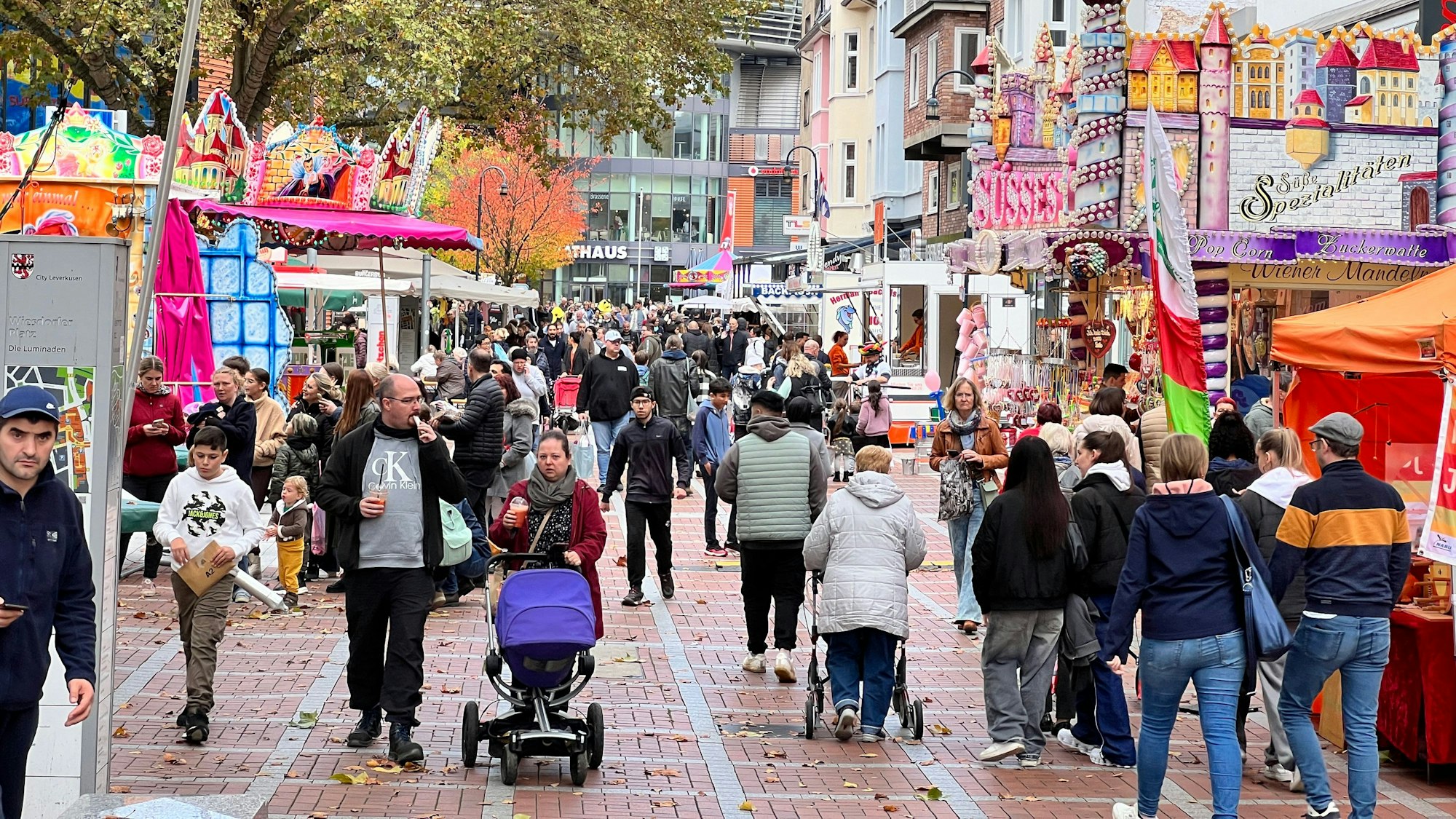 Besucher in der Wiesdorfer Fußgängerzone.