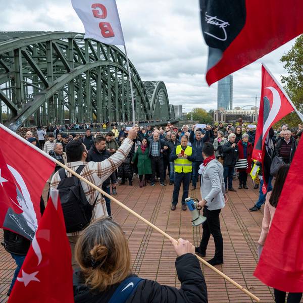 Türkische Nationalisten demonstrieren gegen das Mahnmal für den Völkermord an den Armeniern im Osmanischen Reich. Gleichzeitig erinnern die Initiatoren des Mahnmals an das Ereignis, das führte zu Auseinandersetzungen.